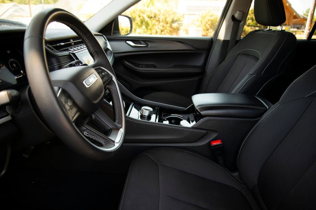 2023 Jeep Grand Cherokee Laredo 4x4