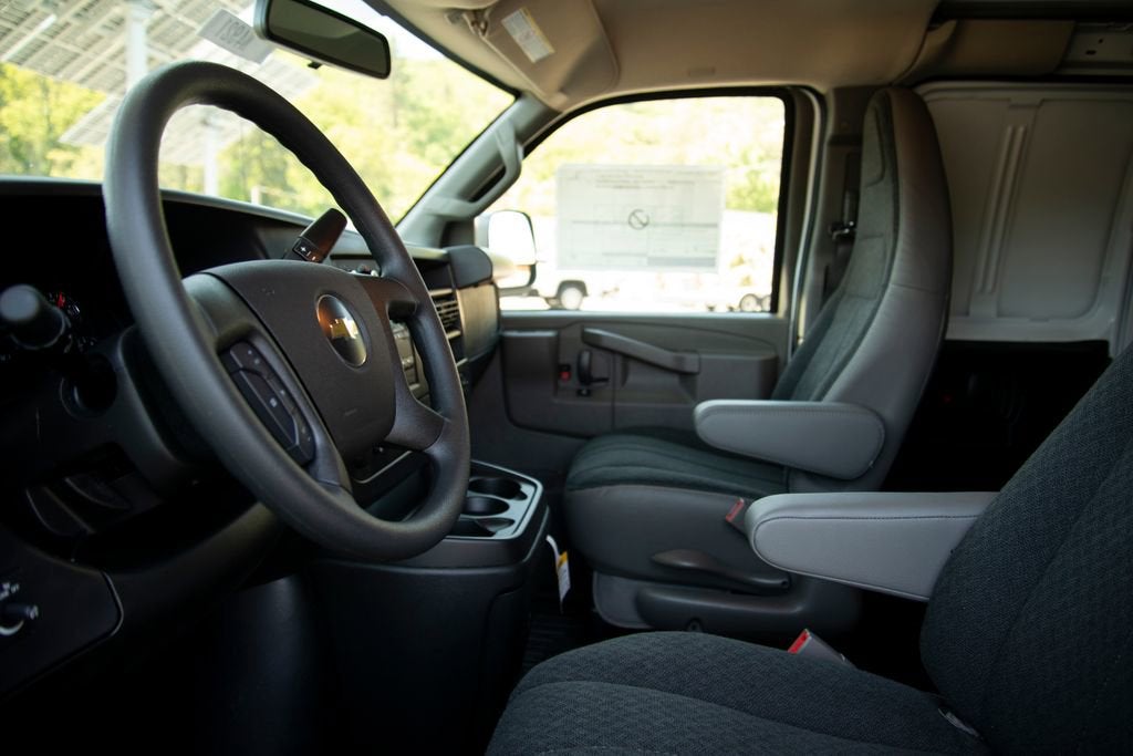 2025 Chevrolet Express Cargo WT