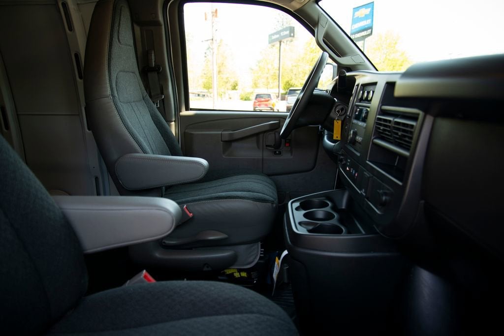 2025 Chevrolet Express Cargo WT