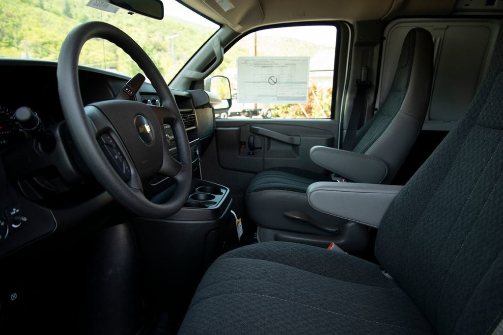2025 Chevrolet Express Cargo WT