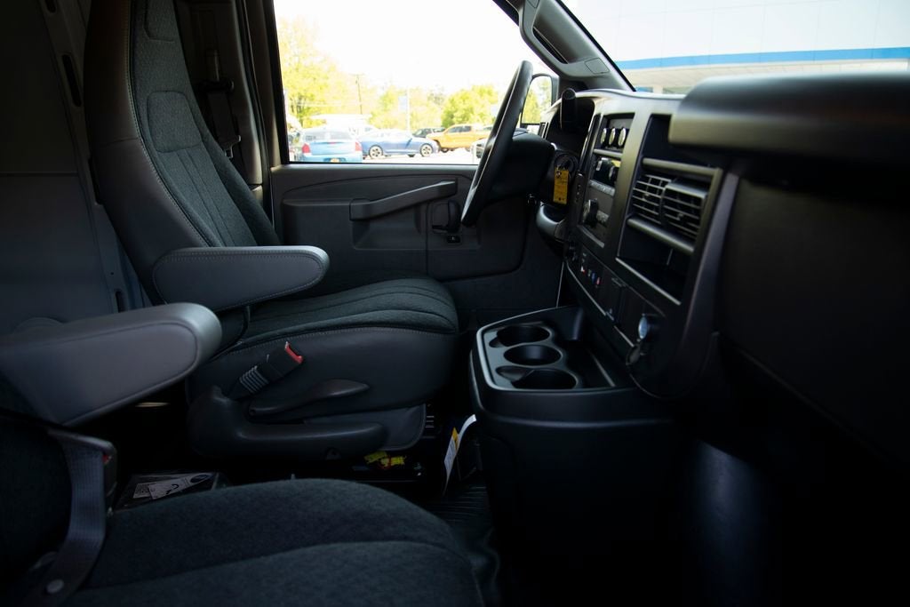 2025 Chevrolet Express Cargo WT