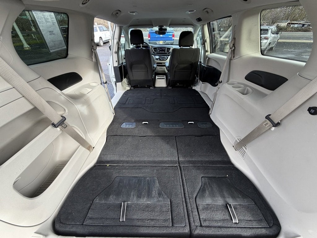 2023 Chrysler Voyager LX