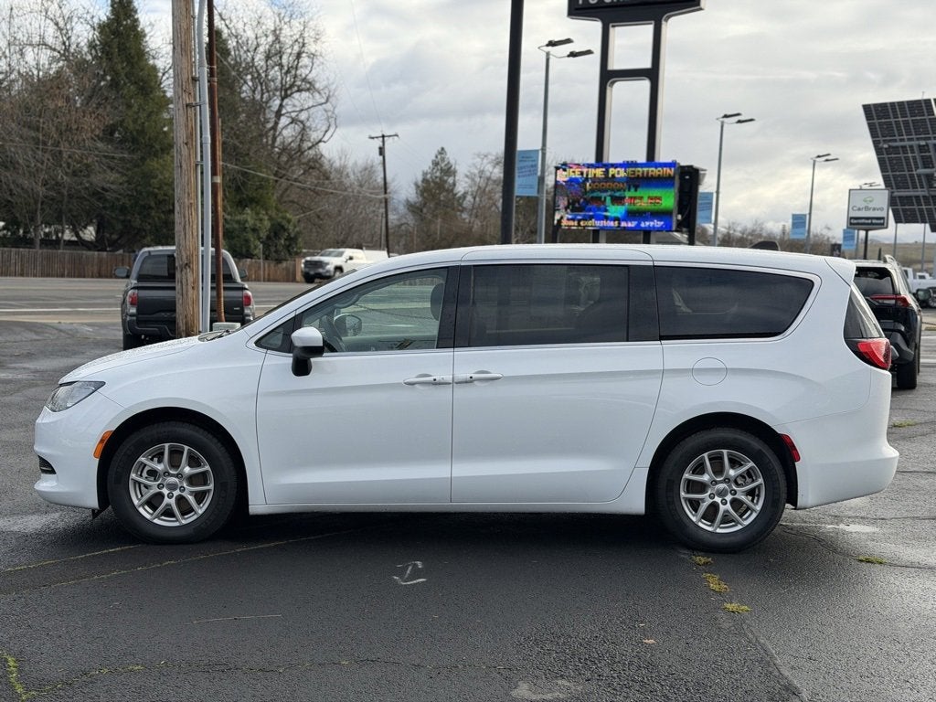 2023 Chrysler Voyager LX