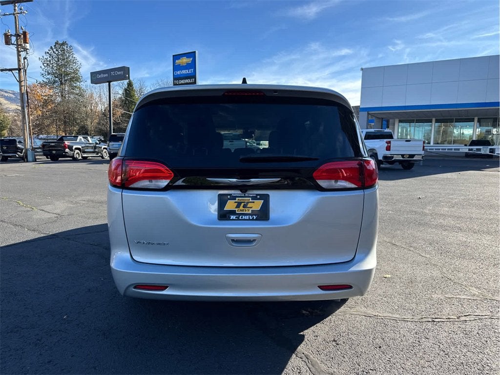 2023 Chrysler Voyager LX